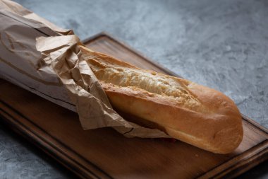 Siyah mutfak masasının üzerinde beyaz un ekmeği, yemek fotoğrafı.