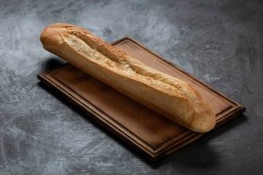 Siyah mutfak masasının üzerinde beyaz un ekmeği, yemek fotoğrafı.