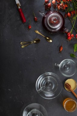 Çay, geleneksel tıbbın tarifine göre gül kalçası ve çeşitli otlardan, doğu geleneklerinden