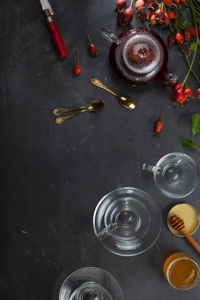 Çay, geleneksel tıbbın tarifine göre gül kalçası ve çeşitli otlardan, doğu geleneklerinden