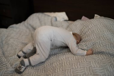 Evde, yatak odasında kendine bir bebek emzirme portresi yakın çekim.