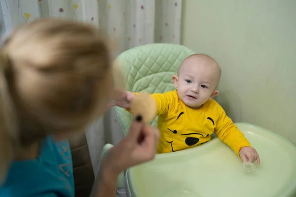 Young Mother Playing Her Little Son Home — стоковое фото