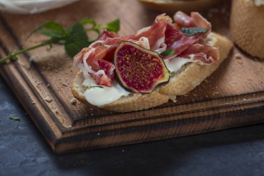 Krem peynirli ve jamonlu sandviçler, şaraplı İspanyol aperatifleri.