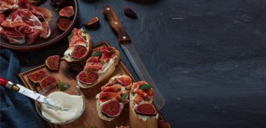 Krem peynirli ve jamonlu sandviçler, şaraplı İspanyol aperatifleri.