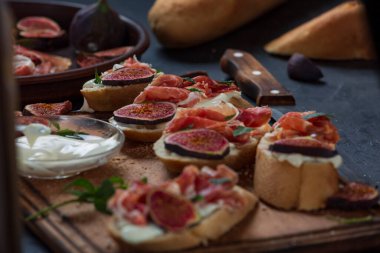 Krem peynirli ve jamonlu sandviçler, şaraplı İspanyol aperatifleri.