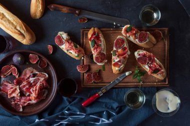 Krem peynirli ve jamonlu sandviçler, şaraplı İspanyol aperatifleri.