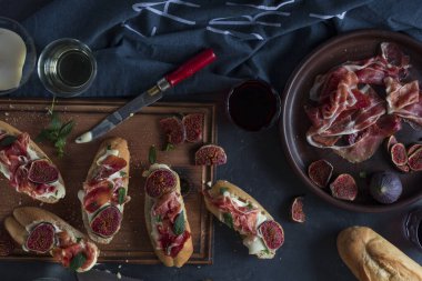 Krem peynirli ve jamonlu sandviçler, şaraplı İspanyol aperatifleri.