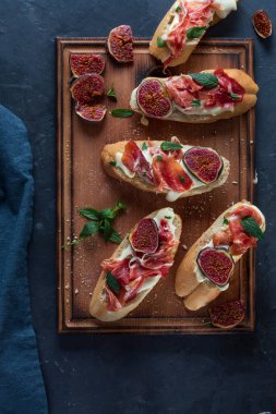 Krem peynirli ve jamonlu sandviçler, şaraplı İspanyol aperatifleri.