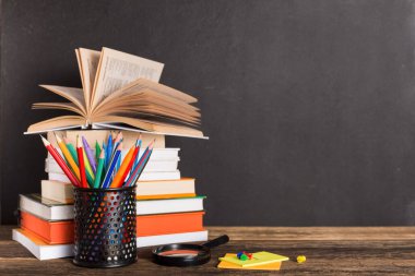 Okul yönetim kurulunun arka planında bir yığın kitap ve kırtasiye var. Eğitim ve okul konseptine dönüş.