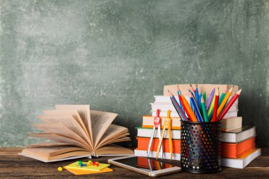 Okul yönetim kurulunun arka planında bir yığın kitap ve kırtasiye var. Eğitim ve okul konseptine dönüş.