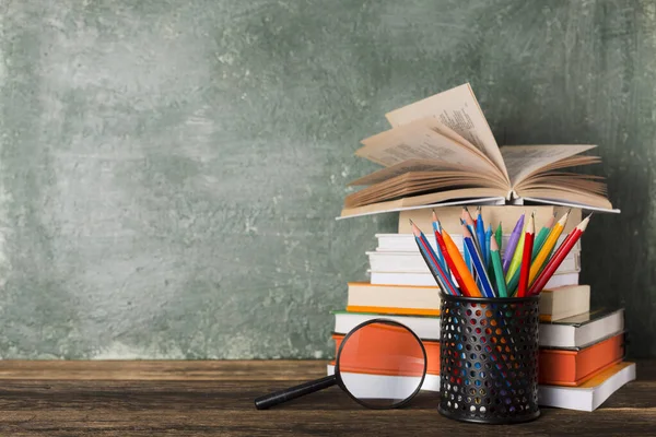 Okul yönetim kurulunun arka planında bir yığın kitap ve kırtasiye var. Eğitim ve okul konseptine dönüş.