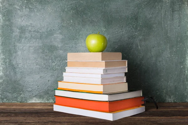 Una Pila Libros Una Manzana Verde Fondo Junta Escolar Educación —  Fotos de Stock