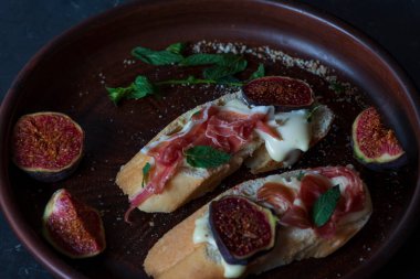 Krem peynirli ve jamonlu sandviçler, şaraplı İspanyol aperatifleri.