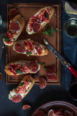 Krem peynirli ve jamonlu sandviçler, şaraplı İspanyol aperatifleri.