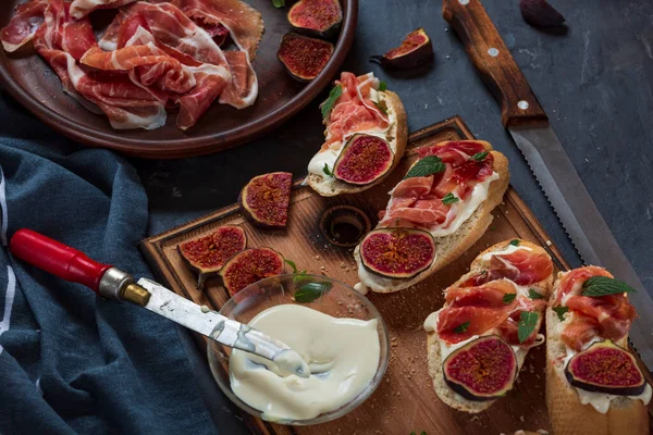 Sandwiches Mit Frischkäse Und Marmelade Spanische Vorspeisen Nahaufnahme Mit Wein — Stockfoto
