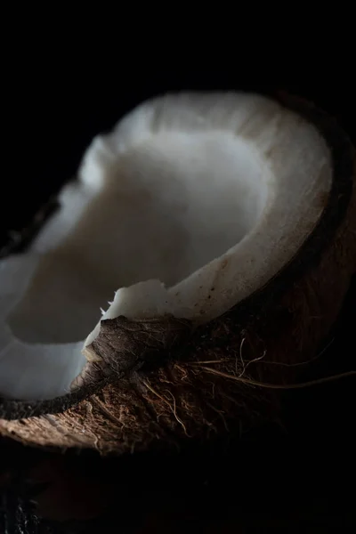 Coco Picado Uma Tábua Madeira Perto Ainda Vida — Fotografia de Stock