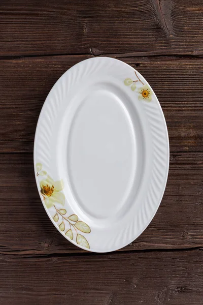 Απλό Λευκό Οβάλ Άδειο Πιάτο Στολίδια Ξύλινο Παλιό Τραπέζι Πάνω — Φωτογραφία Αρχείου
