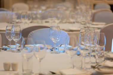 Restoranda sofra kurulmuş bir ziyafet salonu. Konsept: hizmet. Kutlama. Yıldönümü. Düğün.