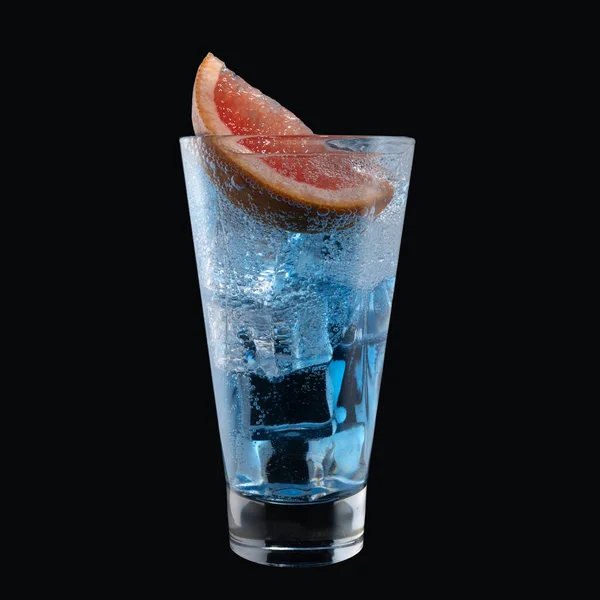 蓝色泻湖鸡尾酒与蓝色库拉索酒在一个高玻璃杯隔离的黑色背景 经典的酒精鸡尾酒 — 图库照片