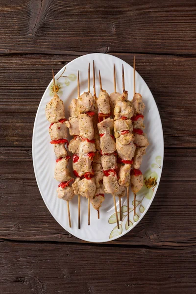 Vleeskebab Een Grote Schotel Met Sauzen Kruiden Houten Achtergrond Met — Stockfoto