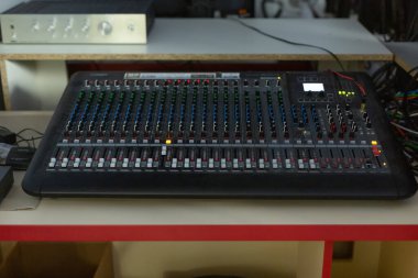 Uzaktan kumandalı ve mikrofonlu televizyon müdürünün ofisi, monitörler, sensörler, kopyalama alanı 