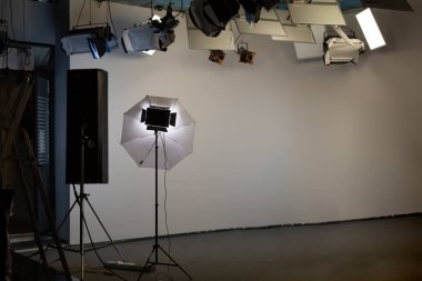 Çeşitli aydınlatma donanımlı televizyon stüdyosu. Modern TV işi 