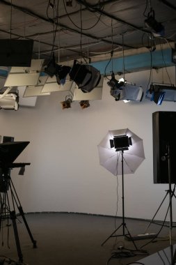 Çeşitli aydınlatma donanımlı televizyon stüdyosu. Modern TV işi 