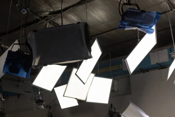 様々な照明器具を備えたテレビスタジオ 現代のテレビ事業 — ストック写真