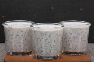 Meyve ve chia tohumlu meyve suları, sağlıklı kahvaltı, diyet yiyecekler.