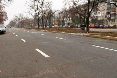 Modern bir şehirde içi boş bir at arabası. 