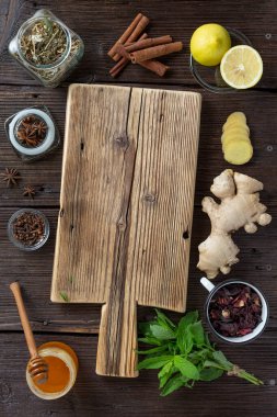 Eski bir tarife göre sağlık çayı tarifi. Alternatif bitkisel ilaçlarda kullanılan geleneksel Çin bitkileri. Bitkisel ilaçlar. Geleneksel tıp için eski tarifler.