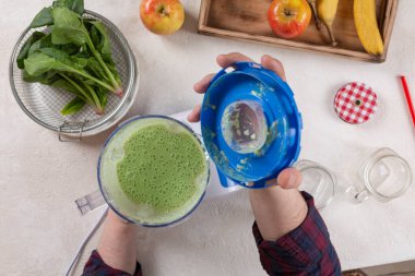 Ispanaktan, çeşitli meyvelerden ve sağlıklı yiyeceklerden detoks smoothie hazırlama 