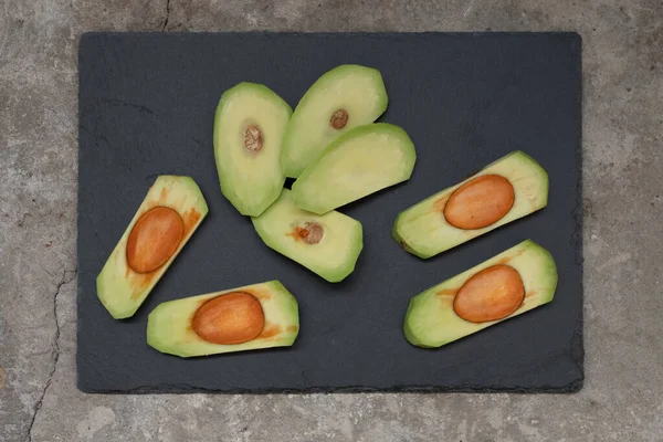 Avocado Gesneden Groente Steen Zwart Bord Bovenaanzicht — Stockfoto