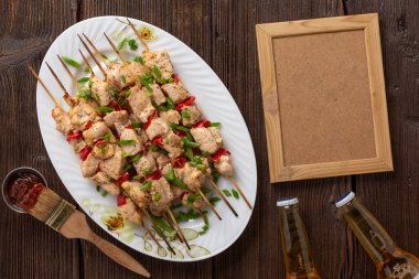 Barbekü ve açık havada bira. Bir kafe veya restoranın yaz terası menüsü