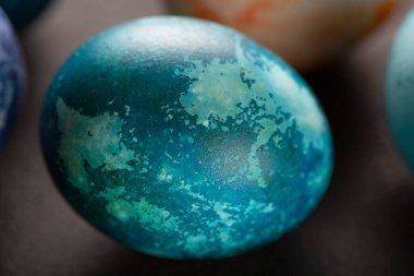 Siyah arka planda renkli Paskalya yumurtaları. Hıristiyan Paskalyası 