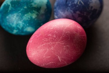 Siyah arka planda renkli Paskalya yumurtaları. Hıristiyan Paskalyası 