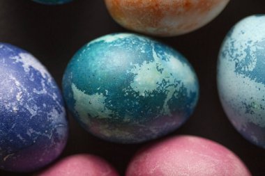 Siyah arka planda renkli Paskalya yumurtaları. Hıristiyan Paskalyası 