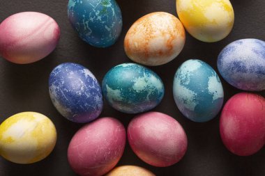 Siyah arka planda renkli Paskalya yumurtaları. Hıristiyan Paskalyası 