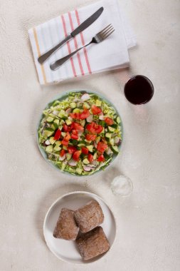 Domates salatası, salatalık ve zeytinyağlı çeşitli çiğ sebzeler. Sağlıklı vejetaryen gıda konsepti