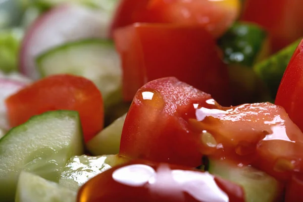 Macro Shot Deliziosa Insalata Succosa Pomodoro Cetriolo Con Erbe Cipolle — Foto Stock