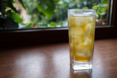 Buzlu, viskili ya da romlu alkollü kokteyl. Yakın plan.