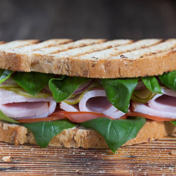허브로 전통적 샌드위치를 만드는 — 스톡 사진