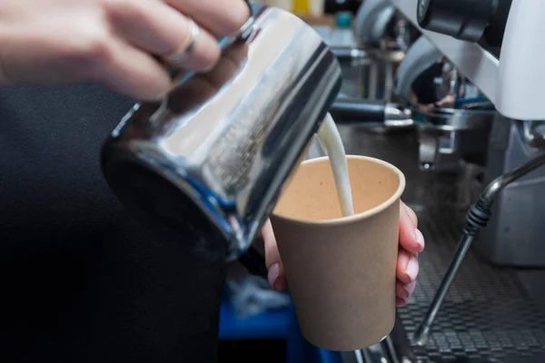Barista Bereitet Köstlichen Cappuccino Mit Milch Einem Café — Stockfoto