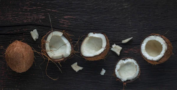 木製の背景に トップビューにココナッツのみじん切り ココナッツミルクとココナッツフレークは熱帯食品です — ストック写真
