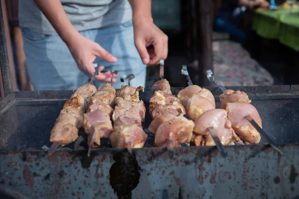 Muž Griluje Masové Kebaby Otevřeném Ohni Letní Den Dvorku Soukromého — Stock fotografie
