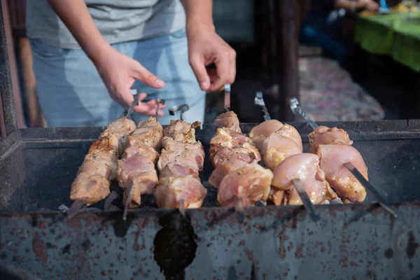 Hombre Asa Kebabs Carne Una Fogata Abierta Día Verano Patio — Foto de Stock