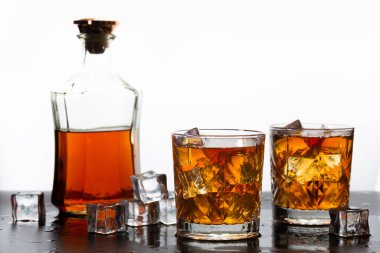 Bardakta altın viski, masada buz küpleri, üst manzara. Metin için boşluk