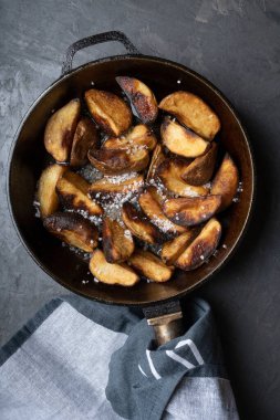 Tavada kızarmış patates, abur cubur, fast food.