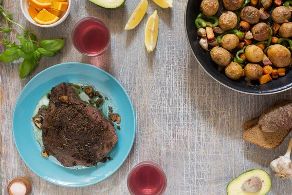 Geleneksel öğle yemeği Amerikan usulü ızgara biftek ve çeşitli sebzeler.