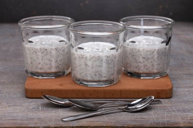 Chia tohumu ve meyve suyu, sağlıklı diyet yiyecekler, keto diyeti.